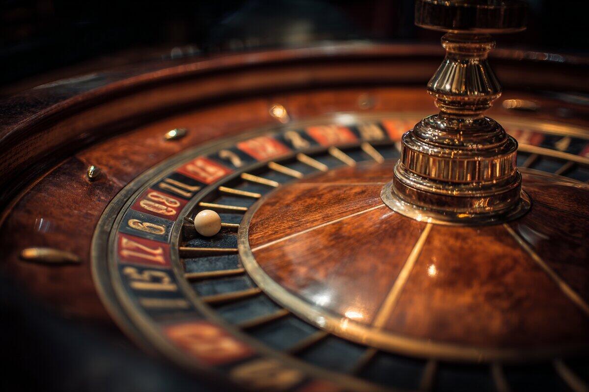 Bàn Baccarat với dealer xinh đẹp đang chơi