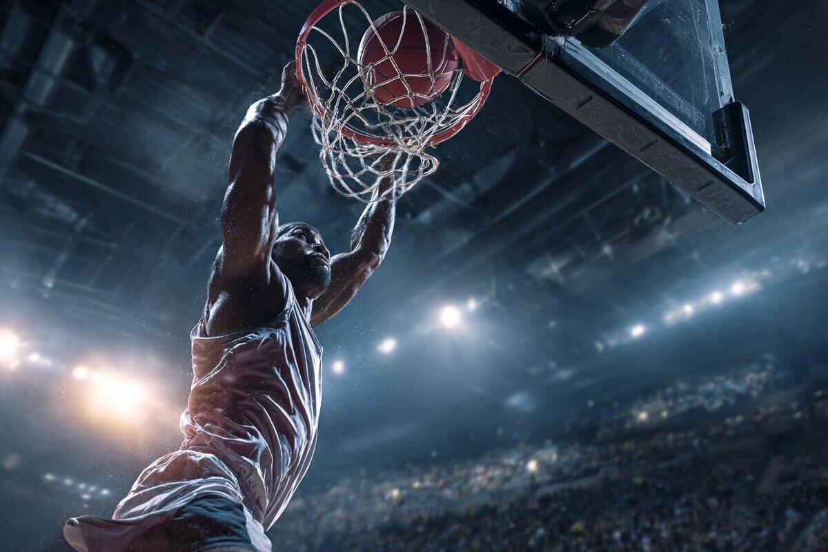 Cầu thủ basketball thực hiện cú slam dunk