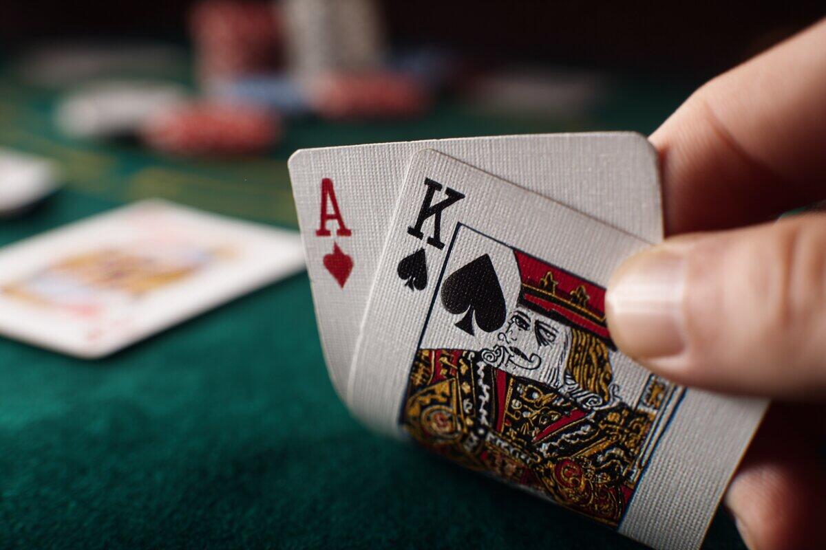 Bàn casino với cards và chips, hướng dẫn overlay