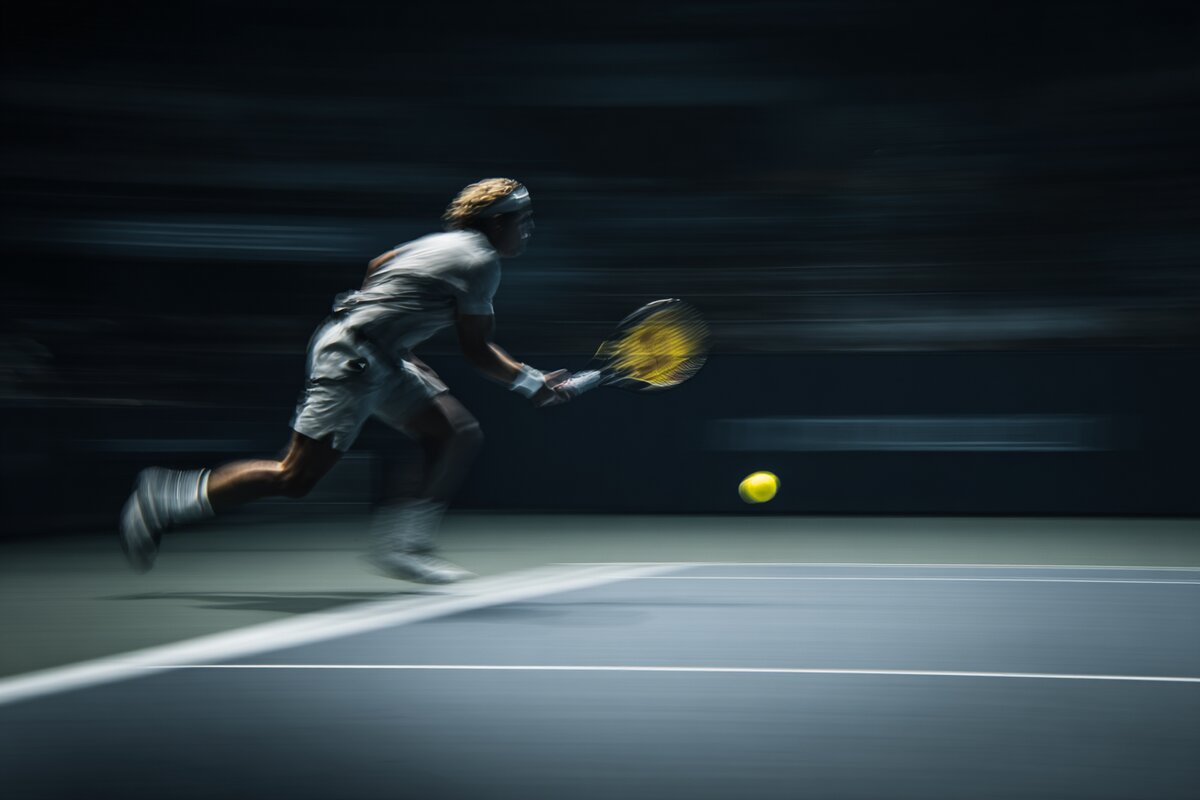 Tay vợt tennis chuyên nghiệp đang thi đấu